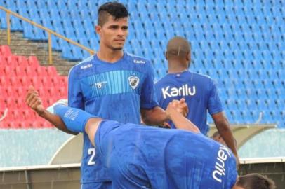 Lateral-direito Lucas Ramon, do Londrina