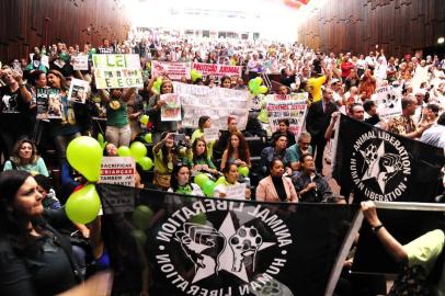  PORTO ALEGRE , RS , BRASIL , 28-04-2015-O Teatro Dante Barone, na Assembleia Legislativa do Rio Grande do Sul, parecia um cenário de guerra na manha desta terça-feira. De um lado, estava uma massa de seguidores de religiões de matriz africanas. Do outro, separados por uma grade para evitar confronto direto, se reuniam defensores da causa animal. (FOTO: RONALDO BERNARDI/AGENCIA RBS )