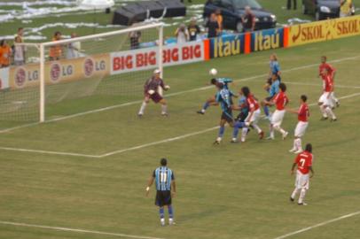 *** Ricardo Chaves - Grenal ***Lance que resultou no gol de empate do Grêmio, feito por Pedro Júnior, e que deu o título de campeão gaúcho 2006 ao time tricolor, no Grenal em pleno Estádio Beiro Rio.OBS CDI: Foto também publicada no Caderno Especial dos 100 anos de Gre-Nal de 18/07/2009.