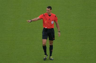 491712519Colombian referee Wilmar Roldan officiates the Group A football match between Mexico and Cameroon at the Dunas Arena in Natal during the 2014 FIFA World Cup on June 13, 2014.  AFP PHOTO / GABRIEL BOUYSEditoria: SPOLocal: NatalIndexador: GABRIEL BOUYSSecao: SoccerFonte: AFPFotógrafo: STF