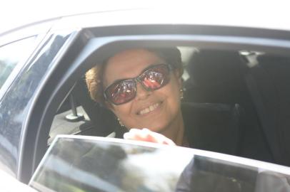  A presidente Dilma Rousseff passa o feriado do Dia do Trabalho em Porto Alegre ao lado da família. Por volta das 13h20min, ela chegou à casa do ex-marido, Carlos Araújo.