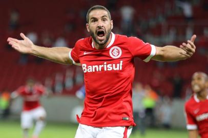 INTERNACIONAL X CRUZEIRO-RSRS - CAMPEONATO GAÚCHO/INTERNACIONAL X CRUZEIRO-RS - ESPORTES - Lisandro Lopez, do Internacional, comemora após marcar gol  em partida contra o Cruzeiro,   válida pelas quartas de final do Campeonato Gaúcho, no Estádio Beira-Rio, em Porto   Alegre, na noite desta quarta-feira.    06/08/2014 - Foto: PEDRO H. TESCH/RAW IMAGE/ESTADÃO CONTEÚDOEditoria: ESPORTESLocal: PORTO ALEGREIndexador: PEDRO H. TESCHFotógrafo: RAW IMAGE