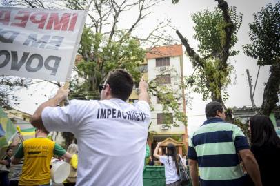  Um grupo com cerca de 40 pessoas protestou, na tarde deste sábado, em frente ao prédio onde mora a Presidente Dilma Rousseff, na Avenida Copacabana, zona sul de Porto Alegre. O grupo denominado "La Banda Loka Liberal", usou tambores, cartazes e mega fones para pedir "cadeia" e "impeachment" para a Presidente Dilma. Foto: Camila Hermes/Especial