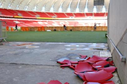  PORTO ALEGRE, RS, BRASIL, 04-05-2015: Inter contabiliza estragos no setor da torcida visitante no Estádio Beira Rio, após o Gre-Nal da final do Gauchão 2015. Torcida do Grêmio depredou banheiros, corredores e quebrou muitas cadeiras no setor (FOTO FÉLIX ZUCCO/AGÊNCIA RBS, Editoria de Esportes).