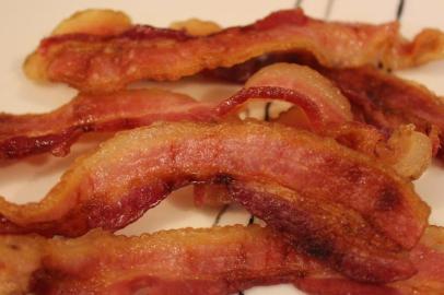  UM TRUQUEPreparar bacon crocante sem usar a frigideira é possível. Basta ter, além do bacon em fatias, é claro, um prato raso, papel toalha e micro-ondas.1. Cubra um prato raso com papel toalha ou guardanapo. Por cima, coloque as fatias de bacon com uma certa distância entre elas.2. Leve ao micro-ondas por 3min. Retire e veja se está no ponto que você deseja.3. Sirva.