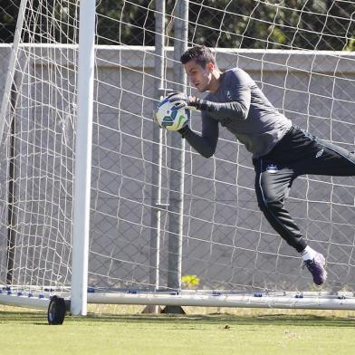 Jogadores do Grêmio realizam treino durante a manhã desta terca-feira no Centro de Treinamentos Luiz Carvalho, na preparação para o Campeonato Brasileiro 2015. Na foto, o goleiro Marcelo Grohe