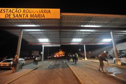  SANTA MARIA , RS , BRASIL , 07/05/2015Marcelo Carvalho Teixeira, de 33 anos, foi morto no início da noite desta quinta-feira, em Santa Maria. O crime ocorreu em frente à Rodoviária Municipal. De acordo com testemunhas, ele trabalhava cuidando de alguns carros. Ele levou duas facadas nas costas, correu para pedir socorro, mas caiu agonizando no chão, em frente à entrada principal da rodoviária. Ele foi socorrido pelo Samu, mas não resistiu aos ferimentos e morreu a caminho do PA do Patronato.  FOTO JEAN PIMENTEL / AGÊNCIA RBS, GERAL