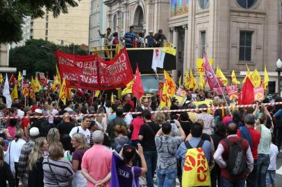  PORTO ALEGRE, RS, BRASIL - 24-04-2015 - CPERS faz passeata por pagamento do piso salarial em Porto Alegre (FOTO: FERNANDO GOMES/AGÊNCIA RBS)