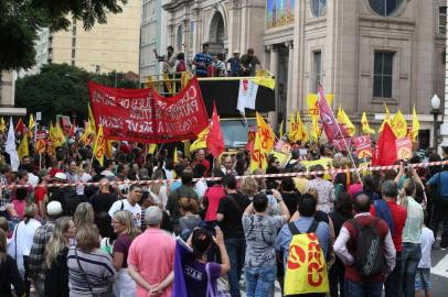  PORTO ALEGRE, RS, BRASIL - 24-04-2015 - CPERS faz passeata por pagamento do piso salarial em Porto Alegre (FOTO: FERNANDO GOMES/AGÊNCIA RBS)