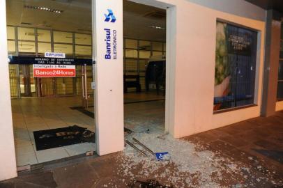  CAXIAS DO SUL, RS, BRASIL, 08/05/2015 - Assalto à dois bancos em Ana Rech. Foi Assaltado em o Banrisul e o banco do Brasil, Ladrões usaram explosivos. (JONAS RAMOS/AGÊNCIA RBS)