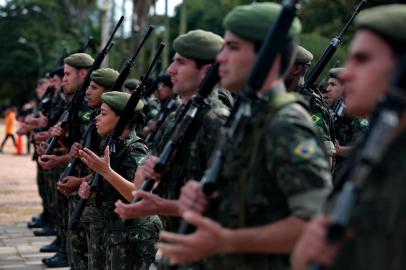  PORTO ALEGRE, RS, BRASIL, 08-05-2015: Comando Militar do Sul celebra os 70 anos do fim da Segunda Guerra Mundial. Na foto as homenagens que ocorreram no Monumento ao Expedicionário, no Parque da Redenção. No dia 16 de julho de 1944 militares desembarcaram na Itália para o combate, ficando até 08 de maio de 1945. (Foto: Ricardo Duarte/AGência RBS/Notícias)