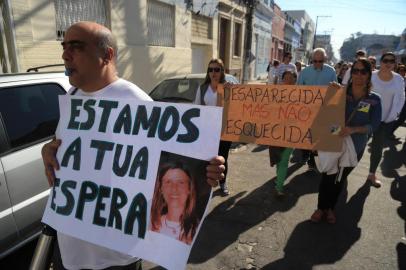  PELOTAS, RS, BRASIL, 09-05-2015: Familiares e amigos protestam pelo desaparecimento da professora Claudia Pinho Hartleben, de 47 anos. A docente está desaparecida desde o dia 09 de abril. Até agora, a Polícia Civil não tem informações sobre o paradeiro de Claudia