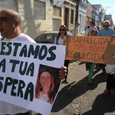  PELOTAS, RS, BRASIL, 09-05-2015: Familiares e amigos protestam pelo desaparecimento da professora Claudia Pinho Hartleben, de 47 anos. A docente está desaparecida desde o dia 09 de abril. Até agora, a Polícia Civil não tem informações sobre o paradeiro de Claudia