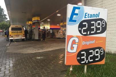 O motorista que abasteceu na semana passada e retornou ontem para encher o tanque encontrou a gasolina até R$ 0,30 mais cara. De 20 postos de combustíveis visitados por ZH, 17 aumentaram o preço do litro em comparação com a pesquisa oficial da Agência Nacional do Petróleo (ANP) da semana passada. Na média, o reajuste foi de R$ 0,167.