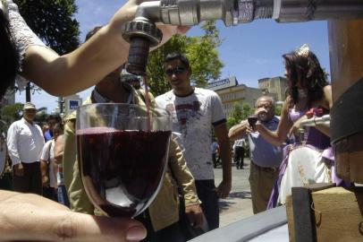 *** Fenavinho na Praça Dante-Nereu ***Suelen Brandeli,imperatriz da Fenavinho faz destribuição de vinho e suco na Praça Dante Alighieri.