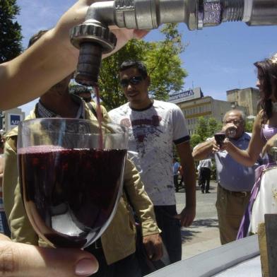 *** Fenavinho na Praça Dante-Nereu ***Suelen Brandeli,imperatriz da Fenavinho faz destribuição de vinho e suco na Praça Dante Alighieri.