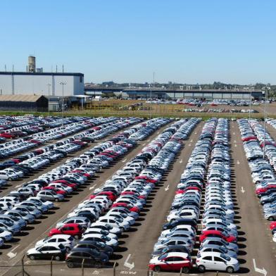  PORTO ALEGRE,  RS-  BRASIL, 16/07/2013, 14:00HS - GM faz lançamento dos carros Onix e Prisma na fábrica de Gravataí.  Pátio da GM lotado de carros. (FOTO: FERNANDO GOMES / ZERO HORA)