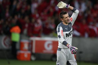  PORTO ALEGRE, RS, BRASIL, 13-05-2015 : Libertadores - Oitavas, Internacional x Atlético-MG no estádio Beira-rio.(Foto: FERNANDO GOMES/Agência RBS)Jogador DAlessandro faz o segundo gol da partida, Inter 2x0 Atlético-MG, goleiro Victor.