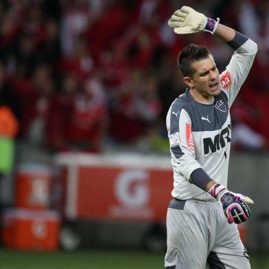  PORTO ALEGRE, RS, BRASIL, 13-05-2015 : Libertadores - Oitavas, Internacional x Atlético-MG no estádio Beira-rio.(Foto: FERNANDO GOMES/Agência RBS)Jogador D'Alessandro faz o segundo gol da partida, Inter 2x0 Atlético-MG, goleiro Victor.