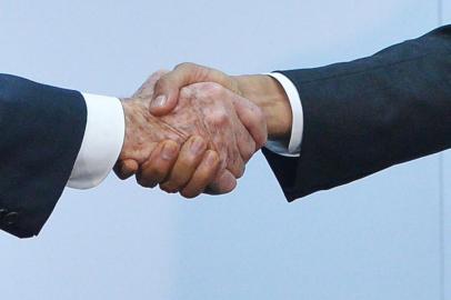  US President Barack Obama (R) shakes hands with Cuba's President Raul Castro (L) on the sidelines of the Summit of the Americas at the ATLAPA Convention center on April 11, 2015 in Panama City. AFP PHOTO/MANDEL NGANEditoria: POLLocal: Panama CityIndexador: MANDEL NGANSecao: DiplomacyFonte: AFPFotógrafo: STF