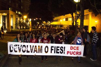  Os cortes no Fundo de Financiamento Estudantil (Fies) motivaram um protesto de estudantes da Pontifícia Universidade Católica do Rio Grande do Sul (PUCRS) no fim da tarde de quinta-feira.Indexador: Joana Berwanger