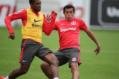  PORTO ALEGRE , RS , BRASIL , 15-05-2015 - Inter treina pensando no Avaí . Luque/Meias e Wellington/Volantes   (FOTO: FERNANDO GOMES /AGENCIA RBS )