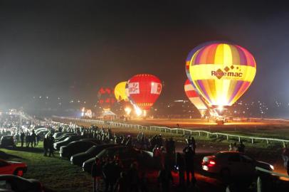 4º Festival Internacional de Balonismo de Santa Maria chega ao fim neste fim de semana. Entre as atrações no sábado, as atividades no Jockey Club Santamariense, que teve apresentação do Night Glow (balões iluminados) e queima de fogos de artifício. Neste domingo, a premiação aos pilotos e o Voo Fiesta marcariam o encerramento do evento