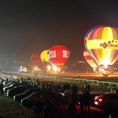 4º Festival Internacional de Balonismo de Santa Maria chega ao fim neste fim de semana. Entre as atrações no sábado, as atividades no Jockey Club Santamariense, que teve apresentação do Night Glow (balões iluminados) e queima de fogos de artifício. Neste domingo, a premiação aos pilotos e o Voo Fiesta marcariam o encerramento do evento