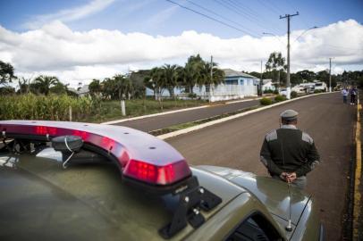  MUITOS CAPÕES, RS, BRASIL, 12-05-2015: Policial militar durante o trabalho em Muitos Capões. Cidades do interior do RS sofrem com efetivo reduzido para policiamento. (Foto: Mateus Bruxel / Agência RBS)Indexador: Mateus_Bruxel