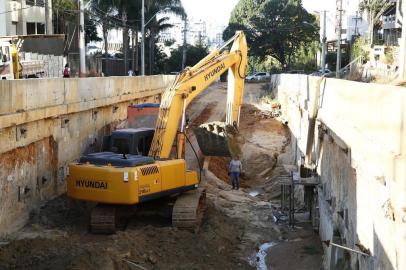 Retomada das obras da trincheira da Rua Anita Garibaldi.