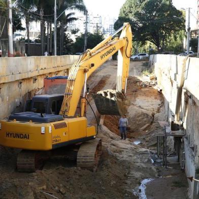 Retomada das obras da trincheira da Rua Anita Garibaldi.