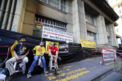  PORTO ALEGRE, RS, BRASIL - 20-05-2015 - Servidores municipais fazem manifestação por reajuste salarial e, desde o início da manhã, bloqueiam acesso a edifício na Siqueira Campos (FOTO: RONALDO BERNARDI/AGÊNCIA RBS)