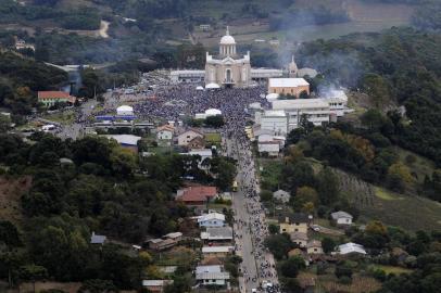   FARROUPILHA, RS, BRASIL, 26/05/2012. Vista aérea da 133ª Romaria de Nossa Senhora de Caravaggio, no santuário de Caravaggio, em Farroupilha. (FOTO: MAICON DAMASCENO/PIONEIRO)Local: FarroupilhaFonte: Agencia RBS