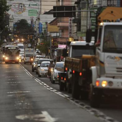  Uma vez aprovado e colocado em prática, o Plano de Mobilidade Urbana de Santa Maria deve trazer mudanças significativas ao trânsito da cidade. Na Rua do Acampamento, o plano prevê corredores de ônibus ao longo da via.Fotógrafo: Ronald Mendes