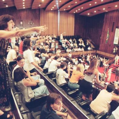  As vaias, gritos, faixas de protesto e até alguns xingamentos que emanaram das galerias da Assembléia em direção aos deputados aliados ao governador Antônio Britto deixaram clara a insatisfação do Cpers com as mudanças e, principalmente, com uma questão crucial não incluída no projeto aprovado ontem: salários.Foram mais de seis horas de exaustivas discussões até os deputados aprovarem o projeto que cria o novo plano de carreira para o magistério público do Rio Grande do Sul.#envelope: 207735