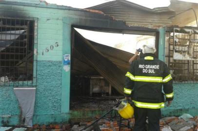 Supermercado Bibi ficou completamente destruído após um incêndio na tarde desta sexta-feira. Equipes de quatro municípios da região foram acionadas para conter as chamas. Ao todo, 26 bombeiros trabalharam apagando o fogo (15 bombeiros voluntários de Agudo, cinco bombeiros militares de Restinga Seca, três bombeiros voluntários de Faxinal do Soturno e três voluntários de Paraíso do Sul).