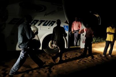 RIO BRANCO, AC, BRASIL, 22-05-2015: Governo do Acre descumpre acordo informal e envia ônibus com imigrantes de senegases e haitianos para o Sul.(Foto: Mateus Bruxel / Agência RBS)Abrigo no Acre