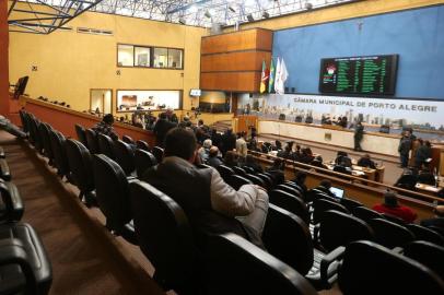  Votação do projeto de lei complementar do executivo, na Câmara de Vereadores de Porto Alegre, que define o valor da passagem do transporte público na capital. Na foto, homem é visto dormindo nas cadeiras do plenário da câmara de vereador de Porto Alegre durante sessão.