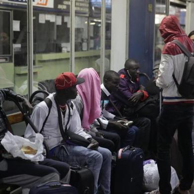 PORTO ALEGRE, RS, BRASIL (26/05/2015): Chegada de senegaleses a Porto Alegre na madrugada desta terça-feira