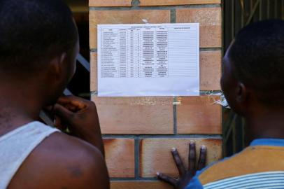  RIO BRANCO, ACRE, BRASIL, 26-05-2015: Lista de imigrantes que devem embarcar em ônibus hoje à noite rumo ao sul do Brasil afixada em parede no abrigo onde estão instalados na Chácara Aliança, em Rio Branco. (Foto: Mateus Bruxel / Agência RBS)Indexador: Mateus_Bruxel