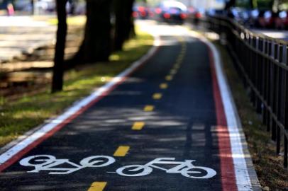  PORTO ALEGRE, RS, BRASIL, 08-05-2015: Matéria sobre as ciclovias de Porto Alegre. Na foto a ciclovia da avenida Érico Veríssimo. (Foto: Ricardo Duarte/Agência RBS/Notícias)