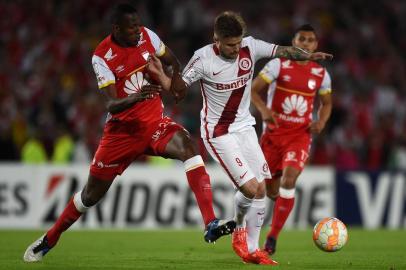  Yerry Fernando Mina of Colombia's Santa Fe, vies for the ball with Eduardo Sasha  (R ) of Brazil's Internacional, during their 2015 Libertadores Cup football match held at El Campin stadium, in Bogota, Colombia, on May 20, 2015. AFP PHOTO/ Eitan AbramovichEditoria: SPOLocal: BogotáIndexador: EITAN ABRAMOVICHSecao: SoccerFonte: AFPFotógrafo: STR