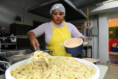  

CAXIAS DO SUL, RS, BRASIL, 27/05/2015 - Aumenta procura por comida gratuita em Caxias do Sul. Na foto, reforço na alimentação no Núcleo de Capacitação do Cânyon.Carla Maria Gomes, auxiliar de cozinha, 34 anos.
Indexador: JONAS RAMOS                     