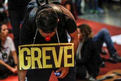  FLORIANOPOLIS, SC, BRASIL, 30.04.2015: Ato da greve dos professores na ALESC. (Foto: Diorgenes Pandini/Agência RBS)Indexador: Diorgenes Pandini