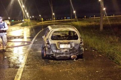 Carro incendiado região metropolitana. Dois corpos carbonizados encontrados amarrados no banco de trás. Entre Nova Santa Rita e Canoas