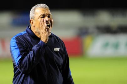 CAXIAS DO SUL, RS, BRASIL, 19/03/2015. Caxias x Capivariano, jogo de volta da primeira fase da Copa do Brasil 2015 e realizado no estádio Centenário. O Caxias perdeu o primeiro jogo por 3 a 0 e precisa reverter o placar. Na foto, técnico Hélio dos Anjos. (Porthus Junior/Pioneiro)