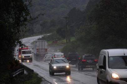  FARROUPILHA, RS, BRASIL  (27/05/2015) Estradas Estaduais na Região de Farroupilha. Reportagem verifica perigos e situação nas rodovias de Farroupilha, Garibaldi e São Vendelino. Na foto, trecho da ERS 453, entre Farroupilha e Garibaldi.   (Roni Rigon/Pioneiro)