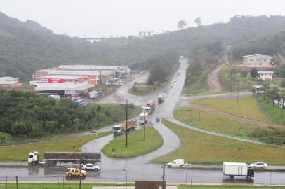  FARROUPILHA, RS, BRASIL  (27/05/2015) Estradas Estaduais na Região de Farroupilha. Reportagem verifica perigos e situação nas rodovias de Farroupilha, Garibaldi e São Vendelino. Na foto, trevo defronte a empresa Telasul que liga Farroupilha com Bento Gonçalves e Garibaldi.  (Roni Rigon/Pioneiro)