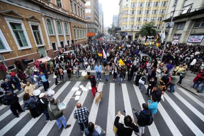  PORTO ALEGRE, RS, BRASIL - 01-06-2015 - Antes de reunião com prefeitura, municipários bloqueiam Rua Siqueira Campos para manifestação. Prefeitura e grevistas deverão ter uma reunião nesta segunda-feira para negociar o fim da paralisação dos servidores (FOTO: RONALDO BERNARDI/AGÊNCIA RBS)