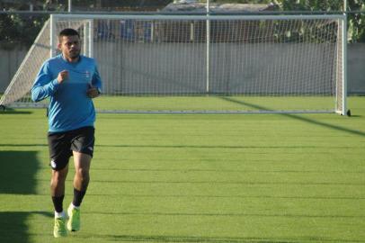 Edinho é reintegrado ao grupo do Grêmio